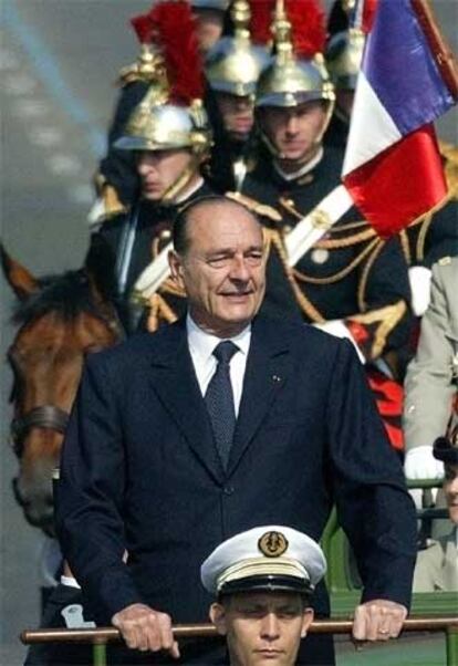 Jacques Chirac, ayer durante el desfile militar en los Campos Elíseos.