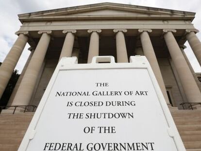 Cartel informando del cierre frente a la National Gallery, en el Mall de Washington.