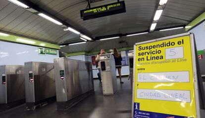La estación del Metro de El Carmen este martes, cerrada por la avería.