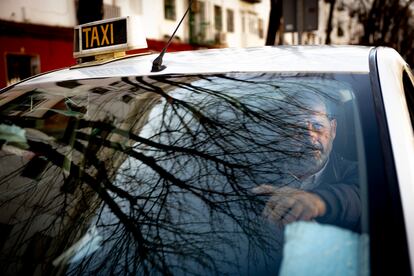 Juan Carlos, taxista y hermano del subinspector Francisco Anguas, en la barriada de El Tardón de Triana (Sevilla).