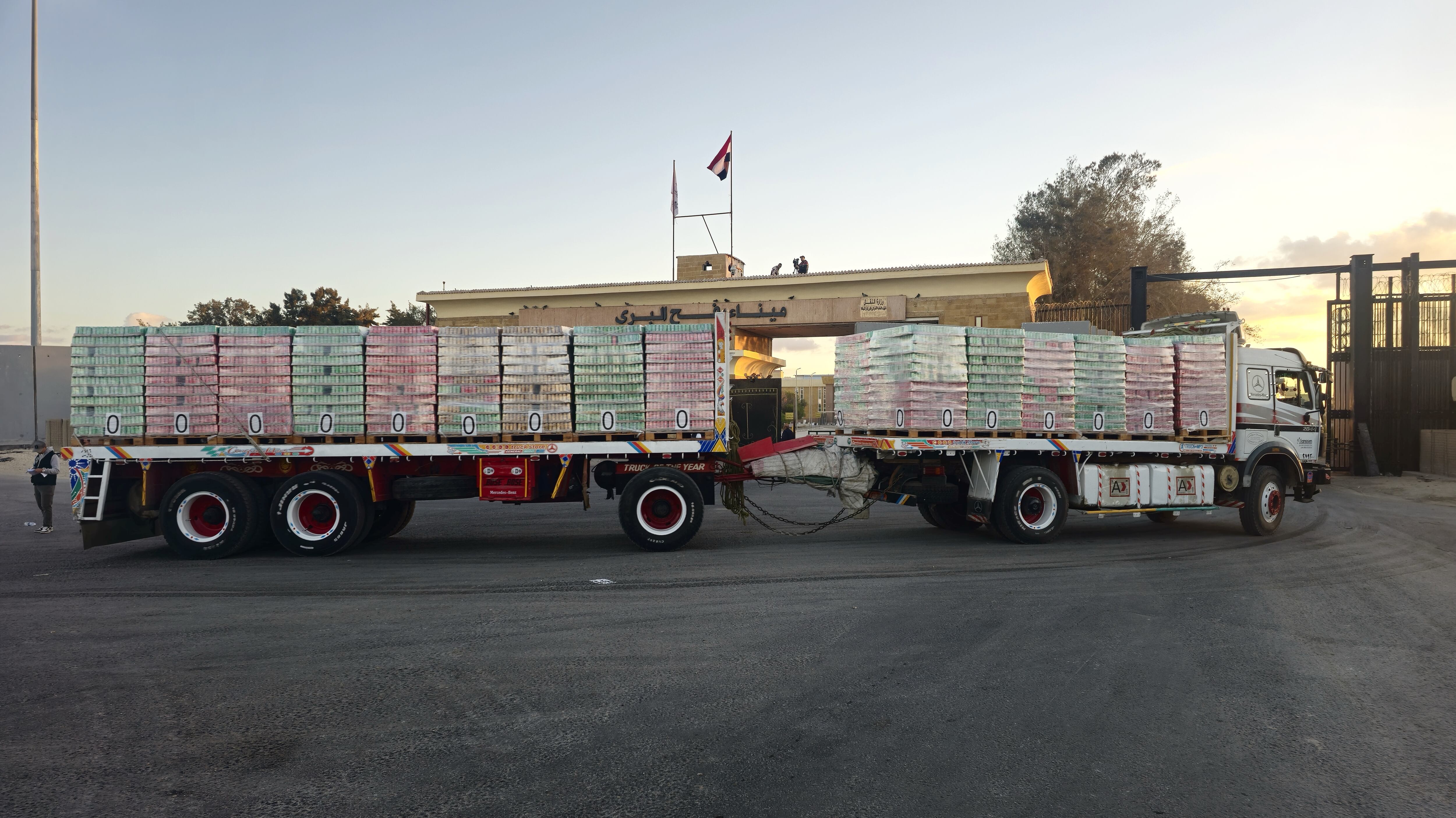 Última hora del conflicto en Oriente Próximo, en directo | Israel reabre el cruce de Rafah y se reanuda la entrada de ayuda a la Franja desde Egipto