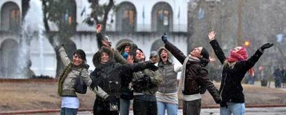Un grupo de adolescentes juega con nieve frente al Cabildo de Buenos Aires.