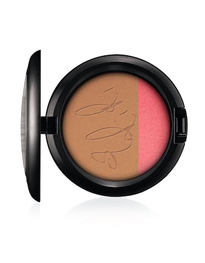 Rihanna ha colaborado con MAC para crear una línea de maquillaje inspirada en su música. Estos son los polvos de sol mates de la colección. Su precio: 21 euros.