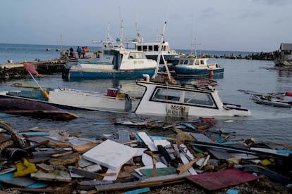 Barcos dañados tras el paso del huracán 'Beryl' en el puerto de Bridgetown (Barbados), el 2 de julio. 