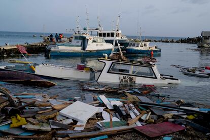 Barcos dañados tras el paso del huracán 'Beryl' en el puerto de Bridgetown (Barbados), el 2 de julio. 