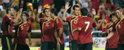 Piqué, Puyol, Arbeloa, Capdevila, Busquets, Villa, Silva, Torres y Xavi (de izquierda a derecha) festejan el sábado uno de los goles de España a Bélgica.