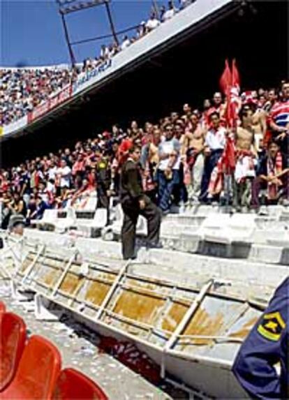 Valla caída tras la avalancha del gol del Sevilla.