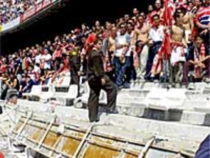 Valla caída tras la avalancha del gol del Sevilla.