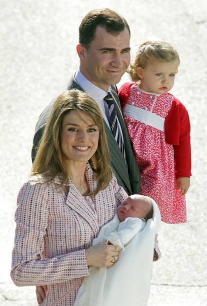 Los entonces príncipes de Asturias, Felipe y Letizia, presentan en sociedad a la infanta Sofía, acompañados también de su primogénita, Leonor. La niña nació en la clínica Ruber Internacional de Madrid.