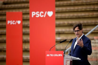 El primer secretario del PSC y candidato a la presidencia de la Generalitat, Salvador Illa, a su llegada a la foto oficial de los candidatos a las elecciones catalanas del 12M.