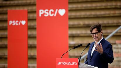 El primer secretario del PSC y candidato a la presidencia de la Generalitat, Salvador Illa, a su llegada a la foto oficial de los candidatos a las elecciones catalanas del 12M.