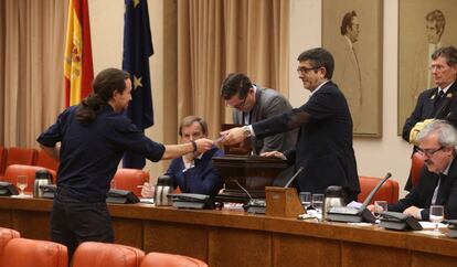 Patxi López y Pablo Iglesias, en la sesión constitutiva de la Comisión Constitucional.