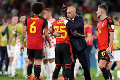 Roberto Martínez abraza al belga Jeremy Doku después del partido frente a Croacia. 