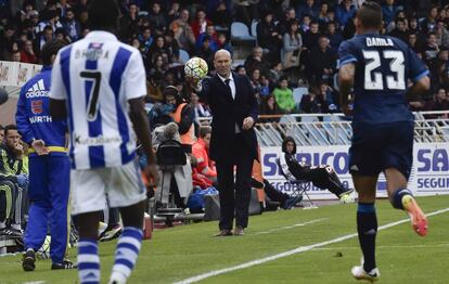 Zidane le ofrece el bal&oacute;n a Danilo.