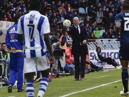 Zidane le ofrece el bal&oacute;n a Danilo.