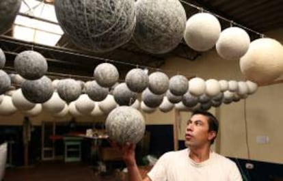 Fotografía del 22 de junio de 2013 de un hombre exhibiendo balones de fútbol en la población de Monguí ubicada en el departamento de Boyacá, centro de Colombia.