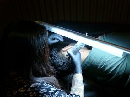 Un cliente se tatua en Ephemeral Tattoos en Houston, Texas
