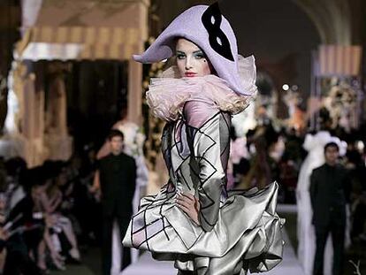 Modelo de John Galliano para Dior en la Semana de la Moda de París.