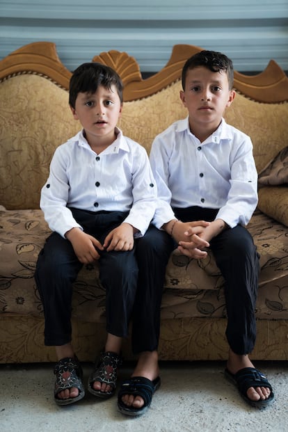 Ayaz (derecha), junto a su hermano, en el campamento de Bersive. Su familia es yazidí, un grupo étnicoreligioso al que el Estado Islámico masacró en 2014.