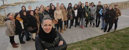 Raquel Saavedra, en primer plano, junto a mujeres aspirantes a estibadoras en el puerto de Algeciras.