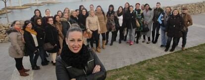 Raquel Saavedra, en primer plano, junto a mujeres aspirantes a estibadoras en el puerto de Algeciras. 