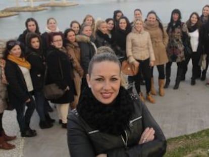 Raquel Saavedra, en primer plano, junto a mujeres aspirantes a estibadoras en el puerto de Algeciras. 