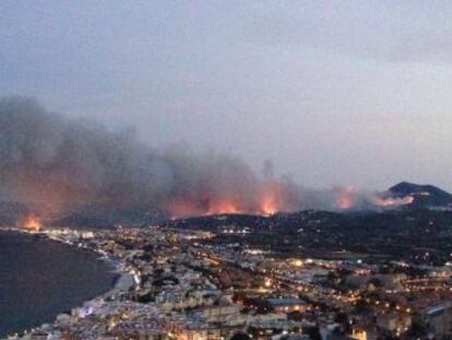 Jávea, home to large British and German communities, is affected by a blaze that began on Sunday. Authorities suspect the fire is the work of an arsonist
