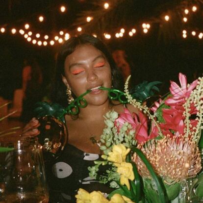 Não apenas os sinais luminosos emblemáticos aparecem se procurarmos a hashtag #neon no Instagram. Entre os resultados, estão milhares de fotos de maquiadores, celebridades e outros usuários com seus delineadores correspondentes, como a modelo Paloma Elsesser.