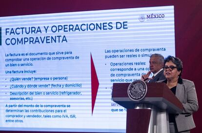 López Obrador y Raquel Buenrostro durante una conferencia de prensa.