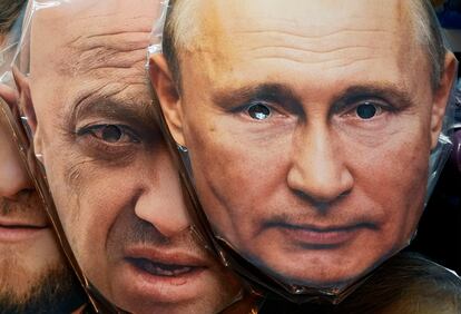 Caretas con la imagen de Yevgueny Prigozhin y de Vladímir Putin en una tienda de recuerdos de San Petersburgo.