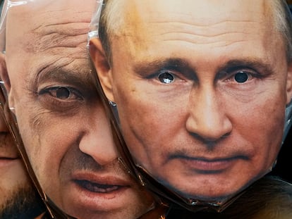 Caretas con la imagen de Yevgueny Prigozhin y de Vladímir Putin en una tienda de recuerdos de San Petersburgo.