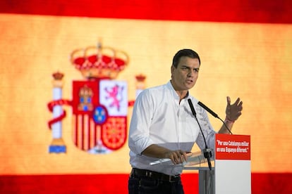 Pedro S&aacute;nchez durante el mitin del PASC, de fondo, una bandera espa&ntilde;ola. Santa Coloma de Gramanet.
 
 
 