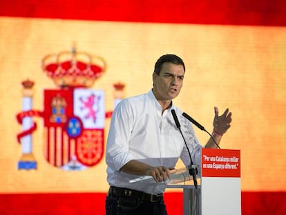 Pedro S&aacute;nchez durante el mitin del PASC, de fondo, una bandera espa&ntilde;ola. Santa Coloma de Gramanet.
 
 
 