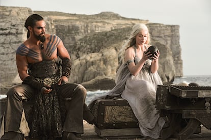 Jason Momoa y Emilia Clarke, en la serie 'Juego de tronos'.