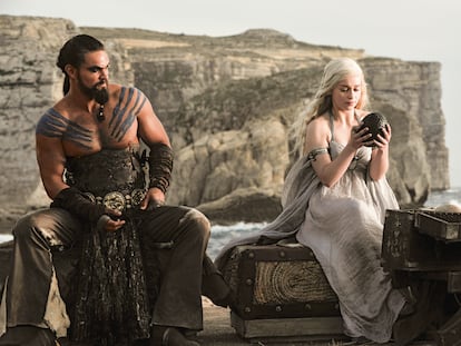 Jason Momoa y Emilia Clarke, en la serie 'Juego de tronos'.