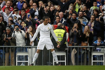 Cristiano Ronaldo celebra con el público su primer tanto de la tarde, el primero del Madrid ante el Athletic.