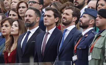 De izquierda a derecha, Abascal, Rivera y Casado, en el desfile del 12 de octubre. / J. LIZÓN (EFE)