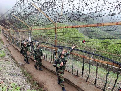 Soldados surcoreanos comprueban la frontera con Corea del Norte, en la localidad de Yanggu, en octubre del año pasado.