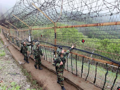 Soldados surcoreanos comprueban la frontera con Corea del Norte, en la localidad de Yanggu, en octubre del año pasado.