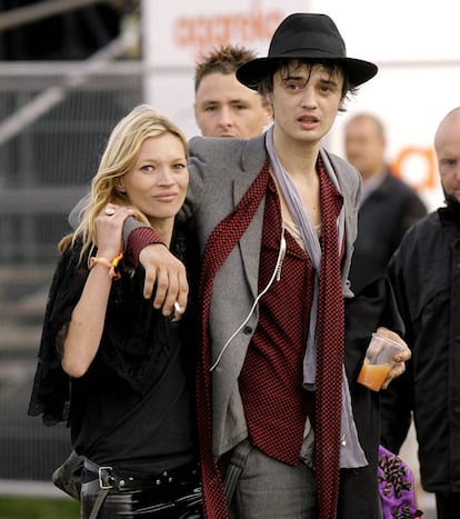 <strong>Quiénes.</strong> Kate Moss, lánguida 'top model'; Peter Doherty, politoxicómano líder de bandas de rock como The Libertines o Babyshambles. En 2005 se enamoraron, en la fiesta del 31º cumpleaños de Kate, y durante dos años fueron la pareja de moda a nivel mundial. </p> <strong>Los hechos.</strong> Los medios publicaban tal cantidad de noticias sobre la estrambótica peripecia de Kate y Pete que cuesta distinguir la realidad de la ficción. Por ejemplo, dicen que Pete le llegó a regalar una rata muerta a Kate en señal de su amor. Sin embargo, la ya de por sí conflictiva relación se tambaleó cuando él apareció en 'The Sun' consumiendo heroína… y estalló en mil pedazos cuando, en 2005, Kate fue grabada esnifando coca en el estudio de grabación de Pete. El escándalo fue tan gordo que la modelo perdió varios contratos con marcas de lujo y tuvo que entrar en rehabilitación como señal de penitencia. Pete no estaba dispuesto a dejar las drogas, así que sus caminos se separaron. </p> En la imagen, Kate Moss y Pete Doherty en el Festival de Glastonbury en 2007.