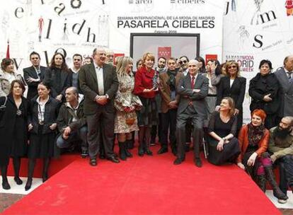 Los diseñadores participantes en Pasarela Cibeles posan con Aguirre.