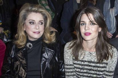 Catherine Deneuve y Carlota Casiraghi, en el último desfile de Saint Laurent.