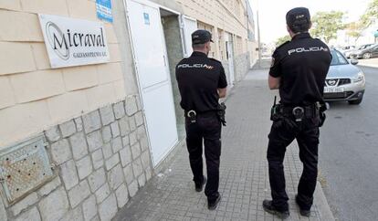 Agentes de la policía patrullan ante la sede de la empresa Micraval, en el polígono de la Fuente del Jarro.