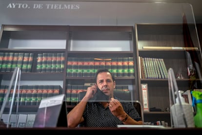 Miguel Angel Barbero, alcalde de Tielmes, el miércoles 26 de agosto en su despacho.
