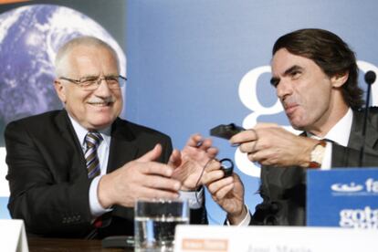 El presidente de la República Checa, Václac Klaus, junto al ex presidente Aznar durante la presentación en Madrid del libro 'Planeta azul (no verde)' en octubre de 2008.