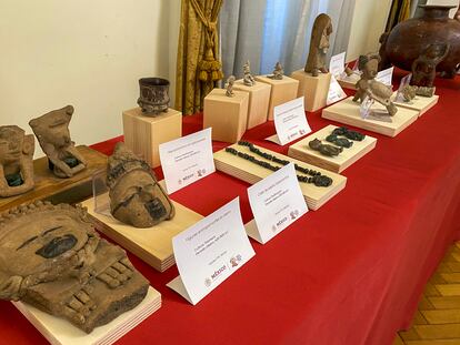 Piezas arqueológicas incautadas por los Carabineros y devueltas a México, en Roma, el 24 de marzo.