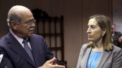 El ministro brasileño de Transportes, César Borges, charla con la ministra de Fomento de España, Ana Pastor, tras la reunión mantenida hoy en el ministerio de Transportes en Brasilia.