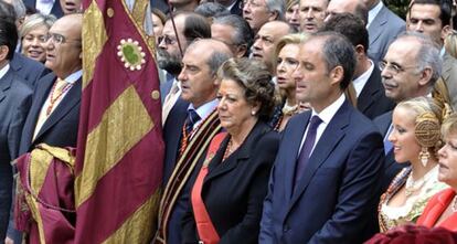 La alcaldesa, el concejal Alfonso Novo y el entonces presidente de la Generalitat, Francisco Camps, con la Senyera. 