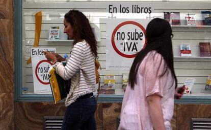 Una librer&iacute;a recuerda en su escaparate que el IVA de los libros no sube