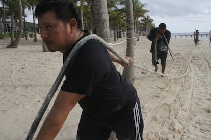 Las mismas escenas se vivieron en Playa del Carmen. Delta pasó de ser una tormenta a un huracán de categoría dos este lunes, cuando prácticamente dobló su potencia hacía el medio día del martes.